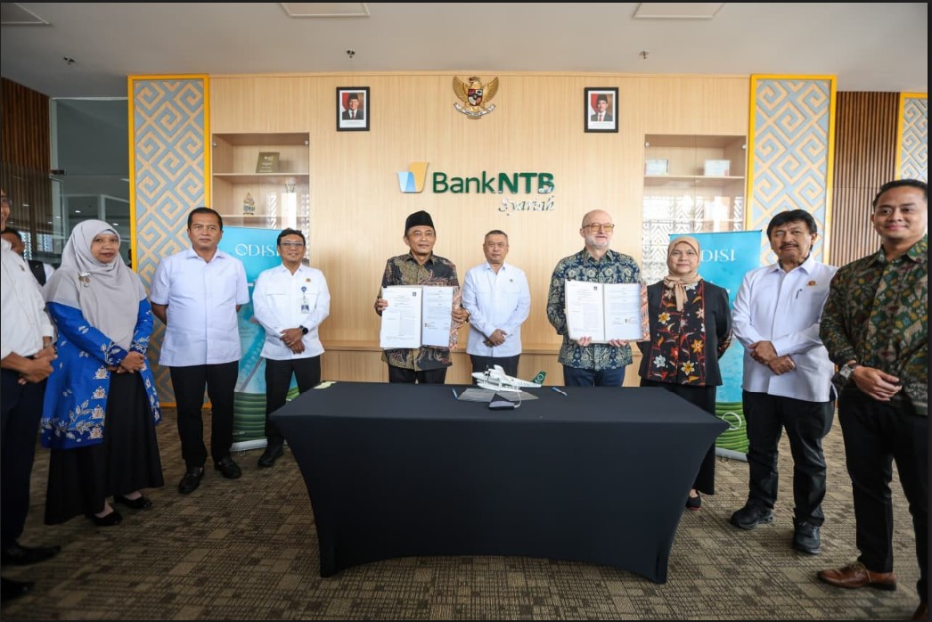SEAPLANE: Gubernur NTB Lalu Muhamad Iqbal, Bupati Lombok Tengah Lalu Fathul Bahri, dan PT Abadi Mega Angkutan melakukan penandatanganan Nota Kesepahaman pengembangan layanan seaplane Bendungan Batujai