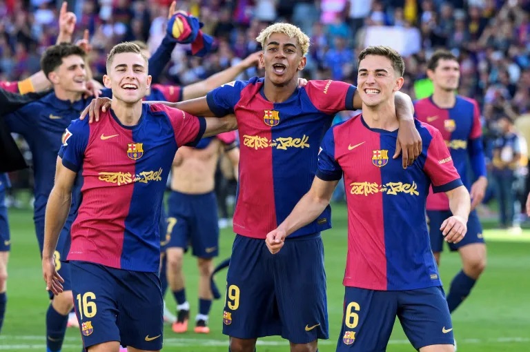 Para pemain Barcelona Fermin Lopez (kiri), Lamine Yamal (tengah), dan Pablo Gavi.(Josep Lago/AFP)