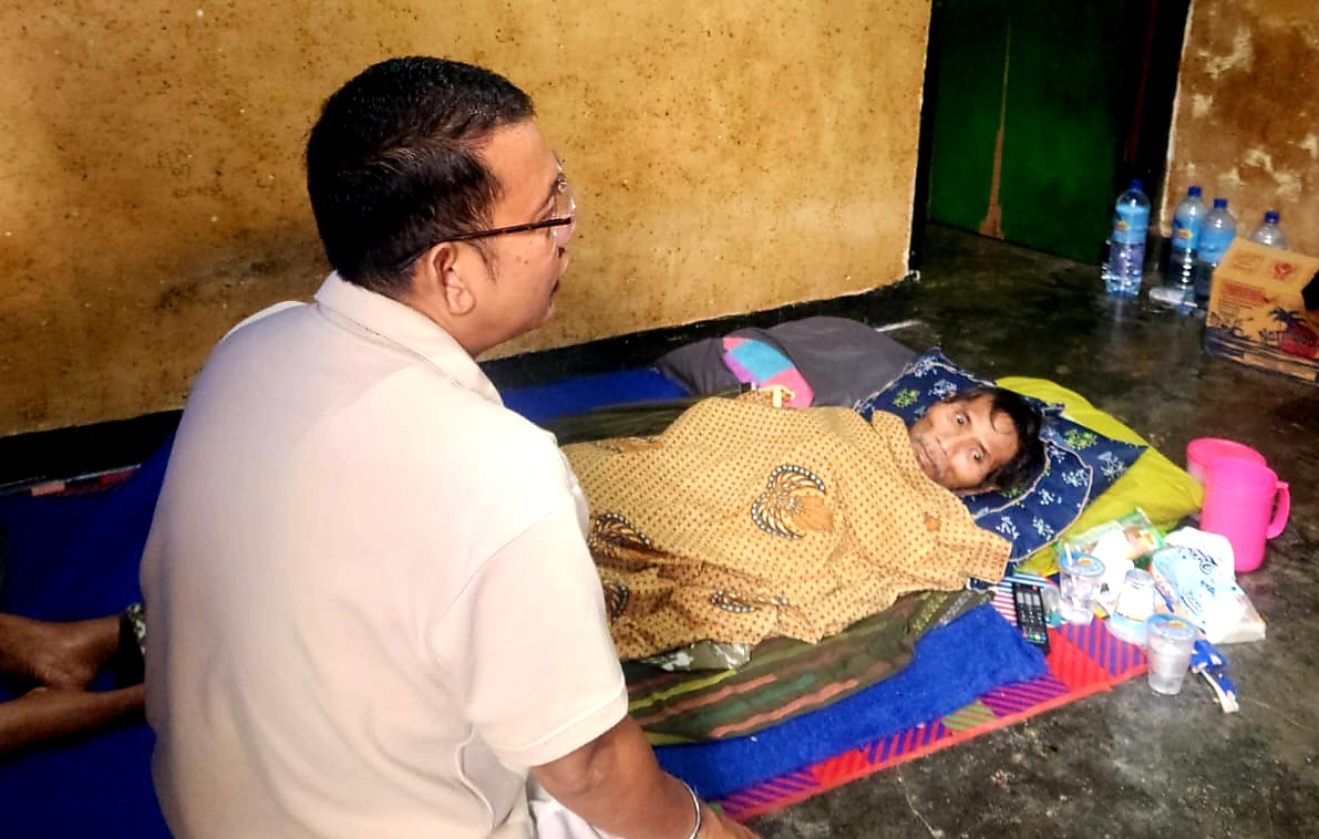 Anggota DPRD Dapil Labuapi-Kediri Dr. Syamsuriansah saat turun meninjau kondisi Mahnan, warga Desa Telagawaru, Lombok Barat yang lumpuh.  