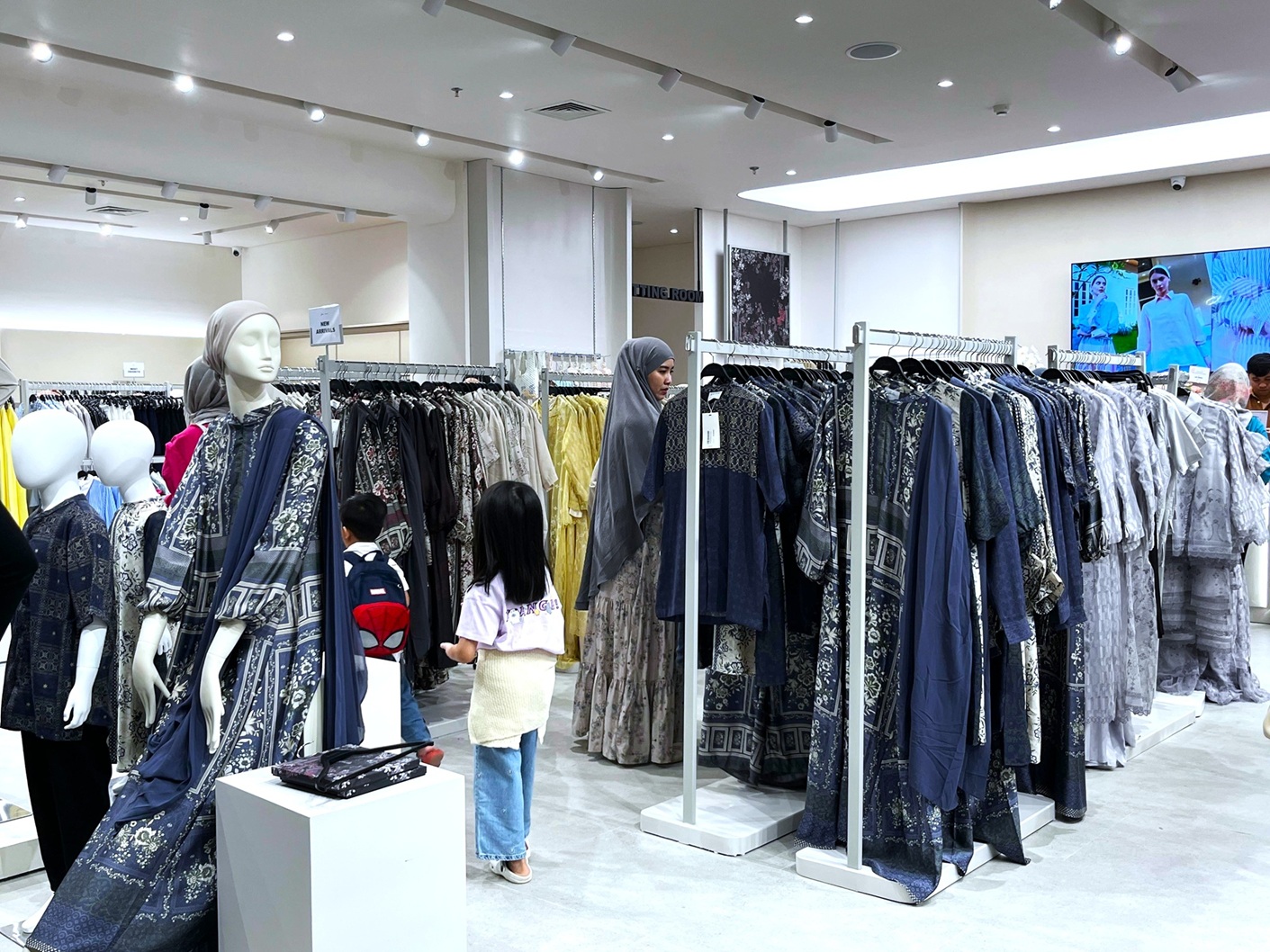 Beberapa koleksi yang ada di store Geulis Lombok Epicentrum Mall.