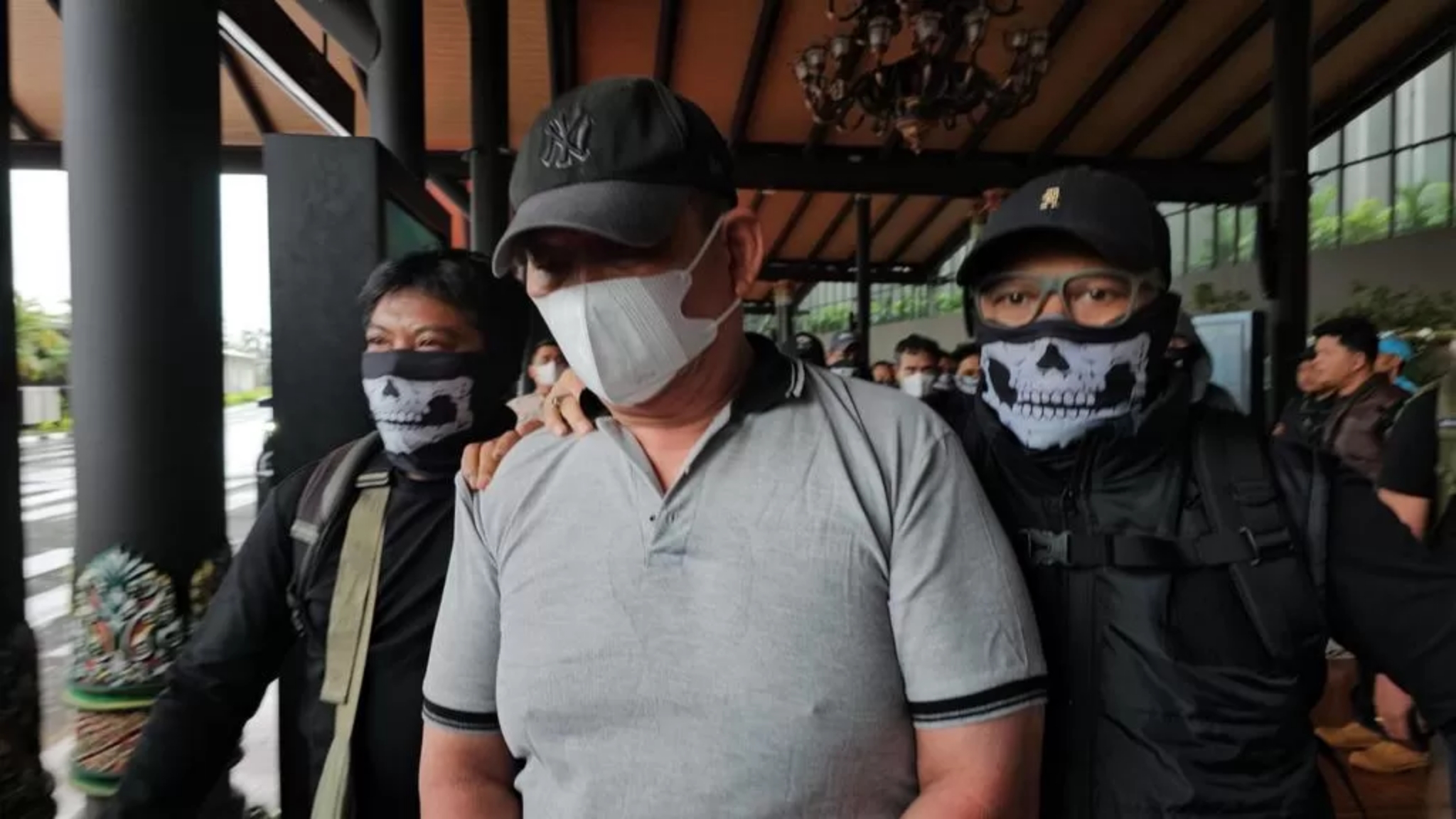 Bandar narkoba Koko Erwin dikawal polisi usai ditangkap di wilayah Tanjung Balai, Sumatera Utara, Selasa (24/2).