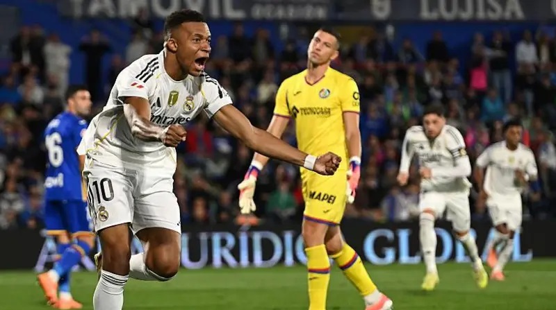 Kylian Mbappe harus mampu membawa Real Madrid memenangkan laga kontra Getafe untuk terus menempel pemuncak klasemen Barcelona. (Getty Images)  