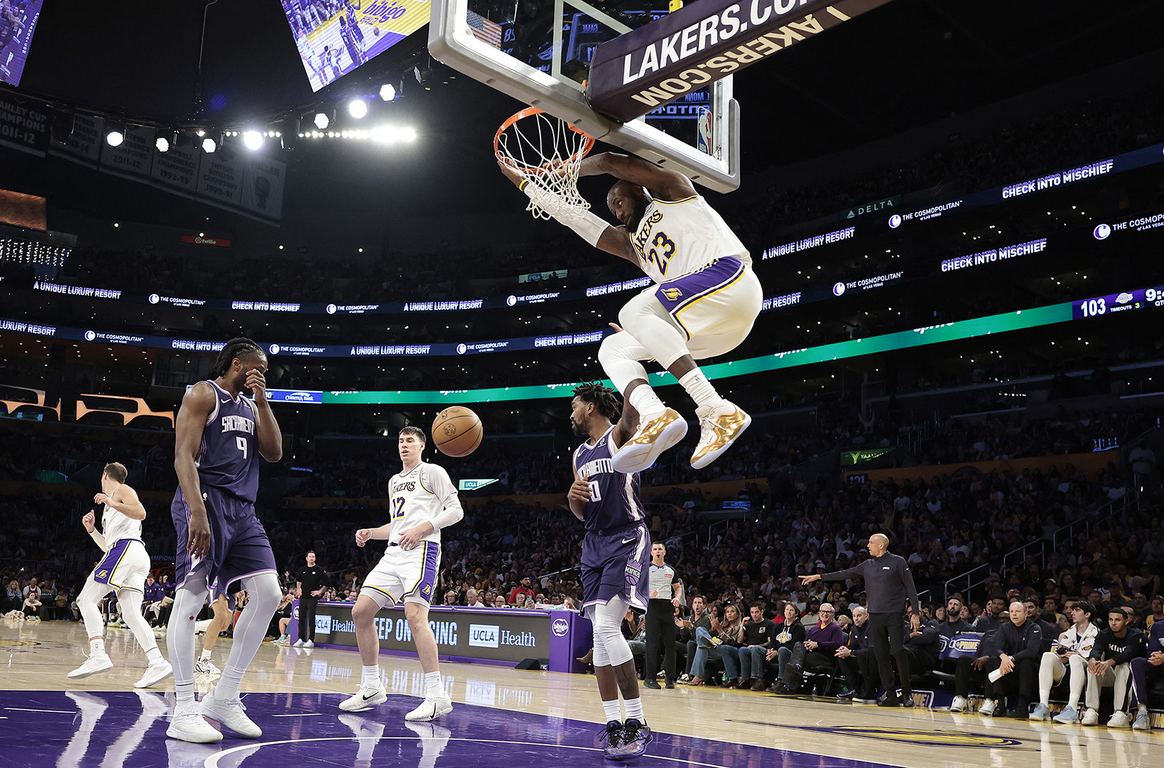 LeBron James melakukan slam dunk ke ring Sacramento Kings pada babak kedua pertandingan di Crypto.com Arena, 1 Maret 2026. (RONALD MARTINEZ/GETTY IMAGES NORTH AMERICA/Getty Images via AFP)
