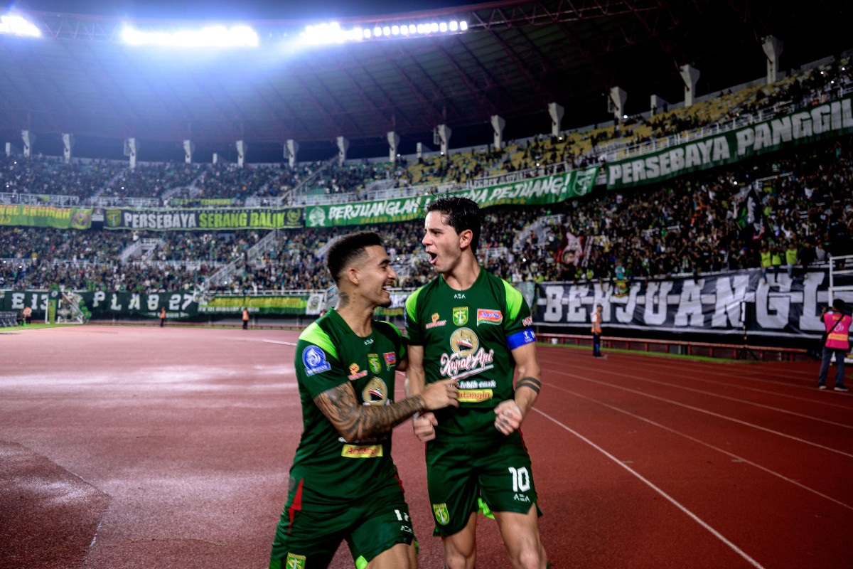 Bruno Moreira berselebrasi dengan Jefferson usai sukses menjebol gawang Persib Bandung. (Dok. Persebaya)