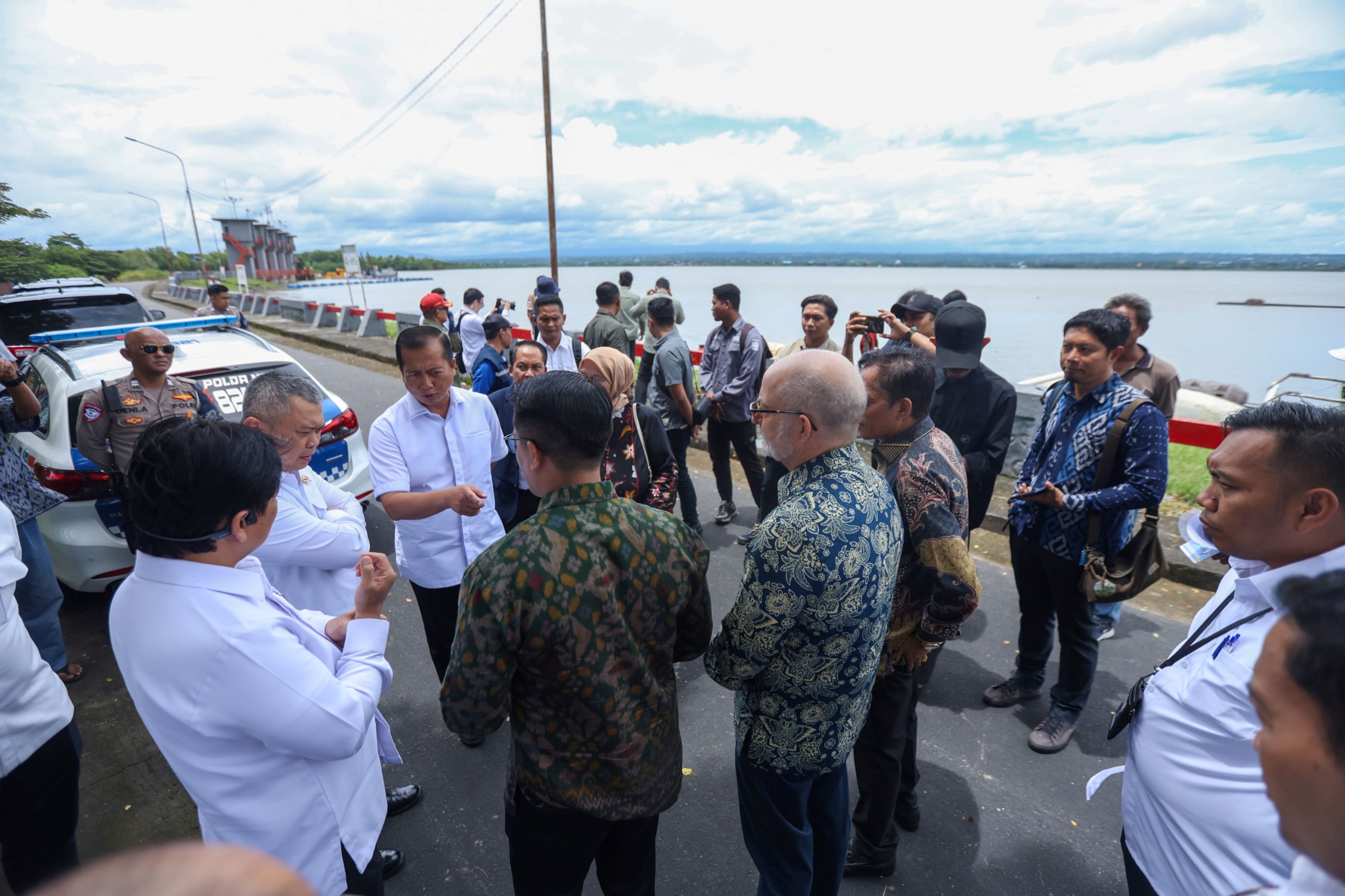 Menteri Perhubungan RI Dudy Purwagandhi, Gubernur NTB Lalu Muhamad Iqbal, Bupati Lombok Tengah Lalu Pathul Bahri dan Presiden Direktur PT AMAN Michael Nicholas saat meninjau Bendungan Batujai. 