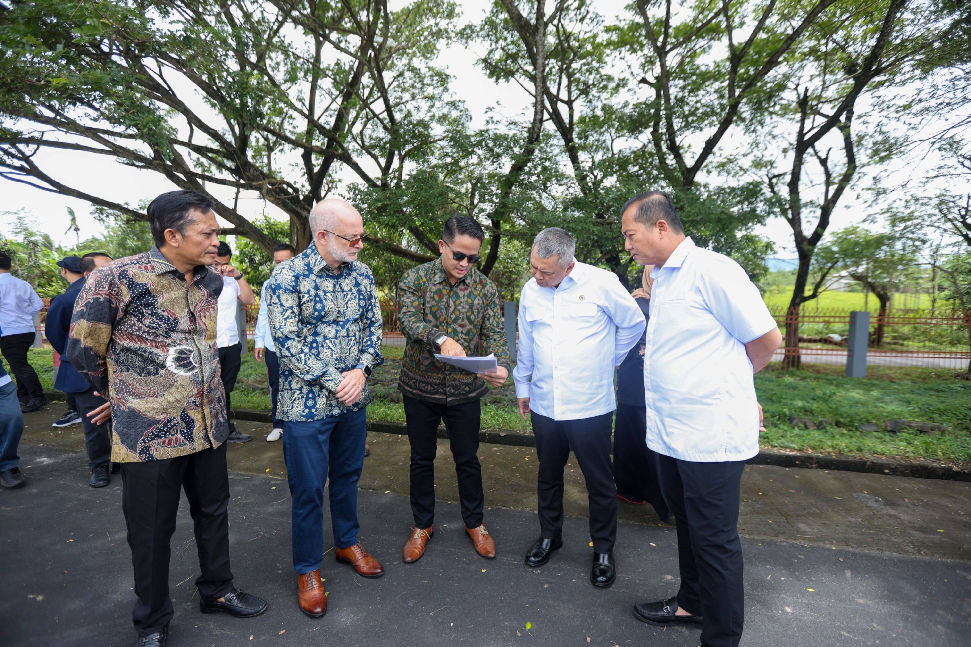 Menteri Perhubungan RI Dudy Purwagandhi, Gubernur NTB Lalu Muhamad Iqbal, Bupati Lombok Tengah Lalu Pathul Bahri dan Presiden Direktur PT AMAN Michael Nicholas saat meninjau Bendungan Batujai