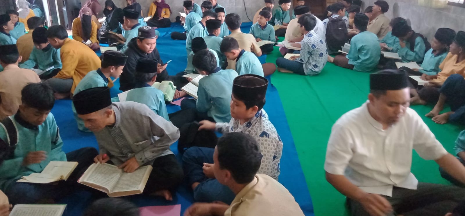 Siswa MTsN 2 Lobar melaksanakan tadarus Alquran dengan sistem halaqah di madrasah setempat, pekan lalu. Tadarus Alquran sistem halaqah MTsN 2 Lobar cetak generasi qurani berprestasi.