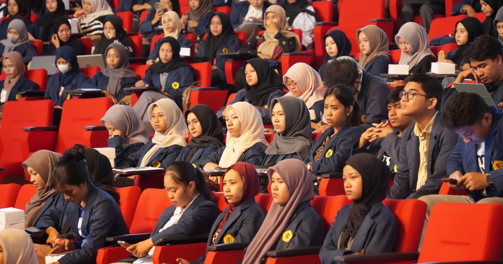 Mahasisa Unram dari berbagai fakultas melaksanakan kuliah umum wawasan kebangsaan dan bela negara di Gedung Dome Unram. Kuliah Umum wawasan kebangsaan dan bela negara Unram perkuat karakter mahasiswa.