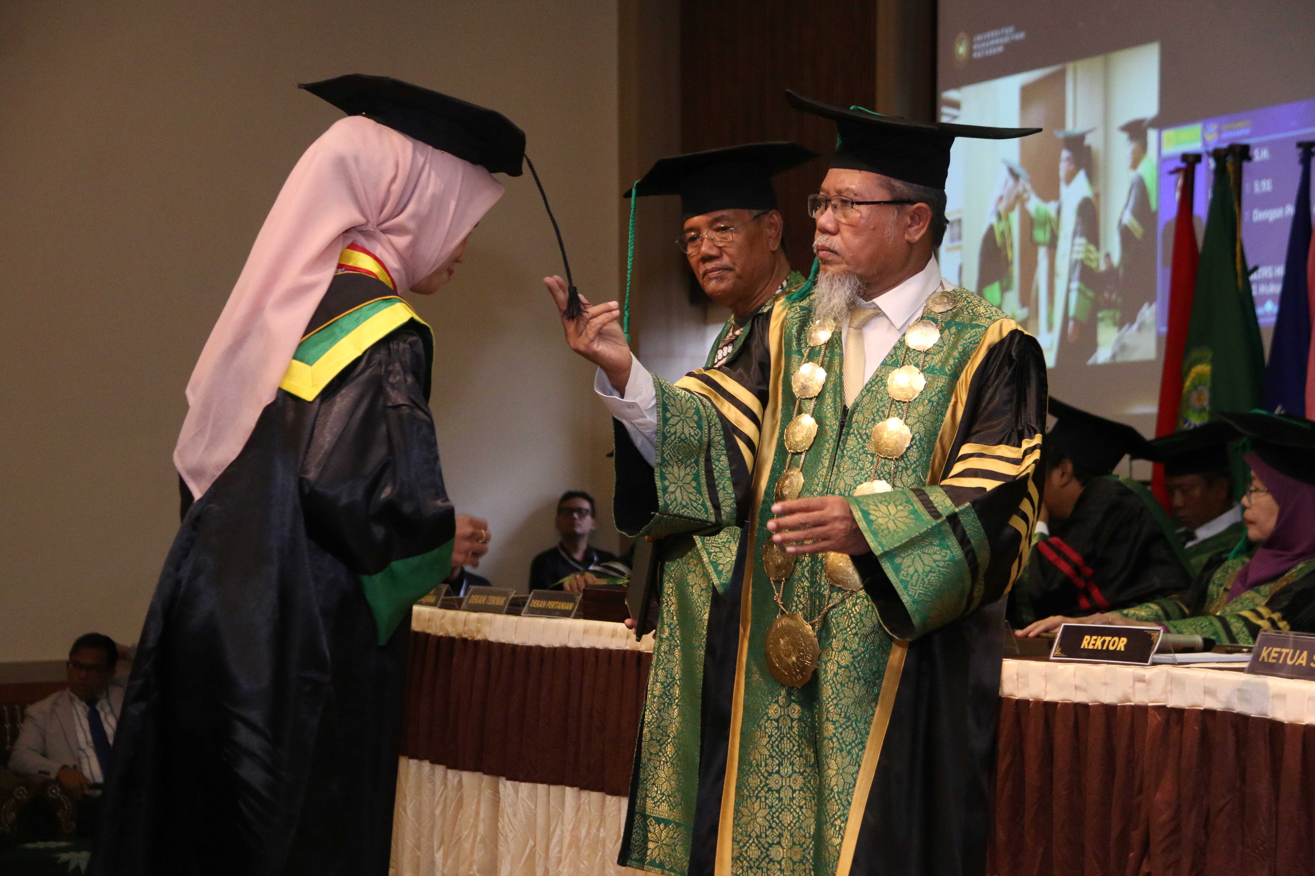 Pemindahan tali toga oleh Rektor UMMAT Drs. Abdul Wahab, MA. menjadi tanda kelulusan langkah baru dimulai dengan ilmu, iman, dan tanggung jawab.