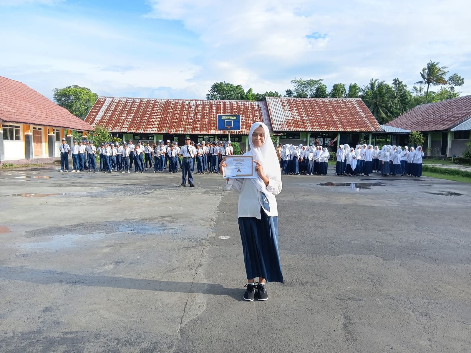 Rukhidatun Aini siswi SMPN 3 Montong Gading yang berprestasi saat memperlihatkan piagam juara yang didapatkan dalam salah satu olimpiade yang diikuti beberapa waktu lalu.