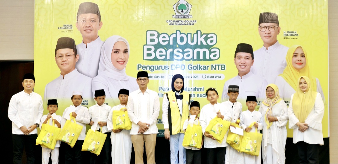 Bendahara Umum DPP Golkar Sari Yuliati didampingi Ketua DPD I Golkar NTB Mohan Roliskana dan petinggi Golkar NTB lainnya saat membagikan santunan ke anak-anak yatim piatu, Sabtu malam (28/2).