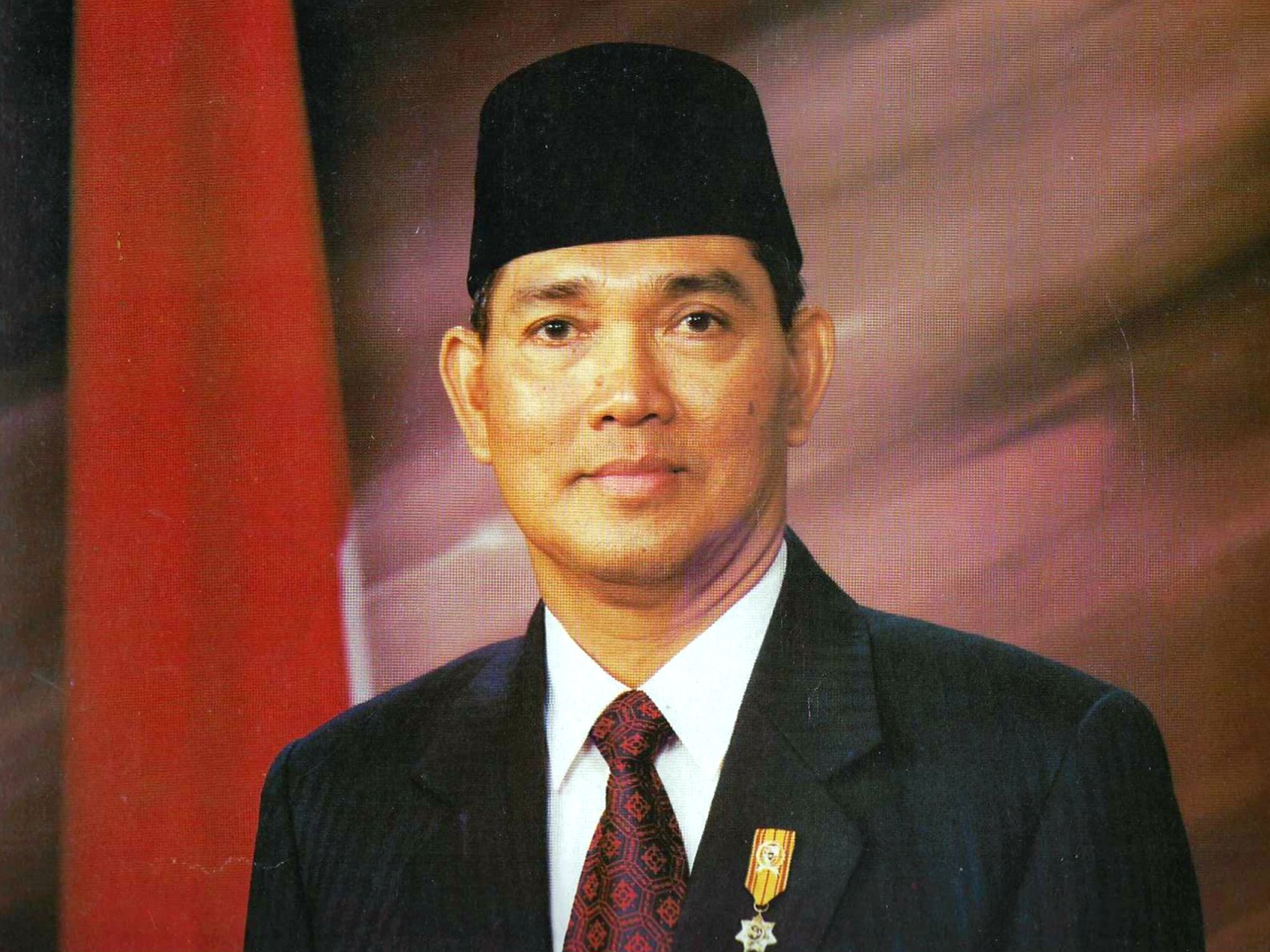 Try Sutrisno.  (Wikipedia/Presidential Secretariat of the Republic of Indonesia - Ministry of Information of the Republic of Indonesia, Domain Publik)