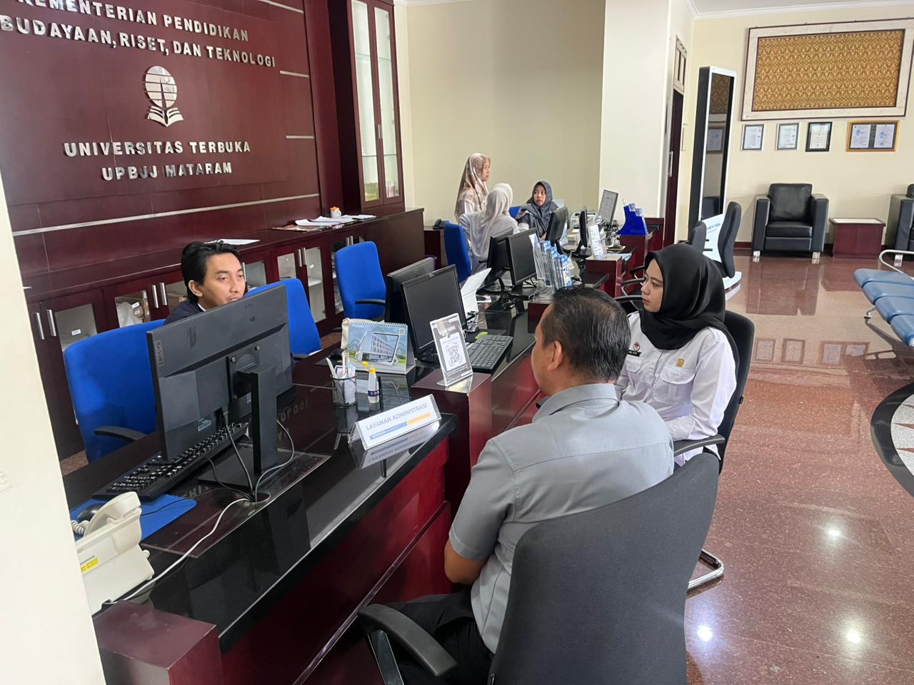 Tim KI Kantor Wilayah Kementerian Hukum Nusa Tenggara Barat saat koordinasi pembentukan Sentra KI di Universitas Bima Internasional MFH dan Universitas Terbuka Mataram, Senin (2/3).