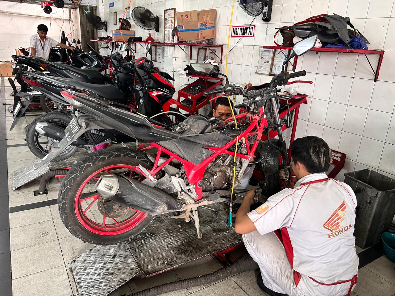 Ilustrasi mekanik Honda saat servis motor