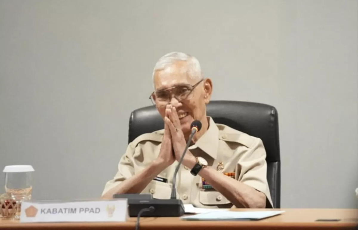 Try Sutrisno meninggal dunia di usia 91 tahun. Wapres ke-6 RI wafat di RSPAD dan akan dimakamkan di TMP Kalibata. Indonesia berduka.