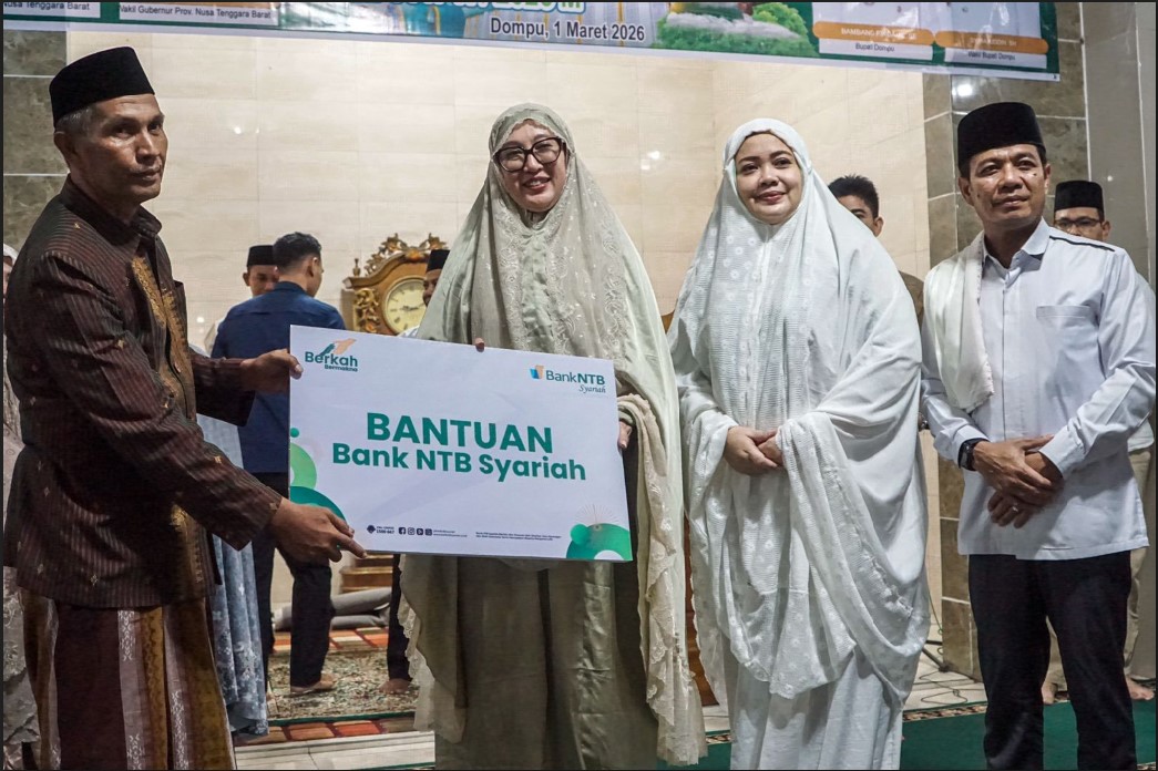 SAFARI RAMADAN: Wagub NTB Indah Dhamayanti Putri, Bupati Dompu Bambang Firdaus, dan Ketua TP PKK NTB Sinta Agatia saat menghadiri Safari Ramadan di Masjid Qushurul Jannah, Desa Kandai Dua, Dompu.