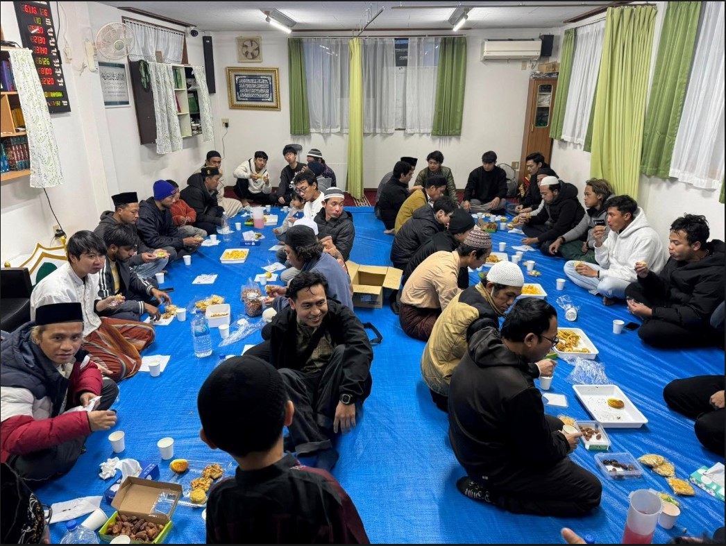 KEBERSAMAAN MUSLIM di JEPANG: Muslim yang ada di Toyota, Jepang saat berbuka puasa bersama WNI dan muslim lainnya di masjid sekitar.