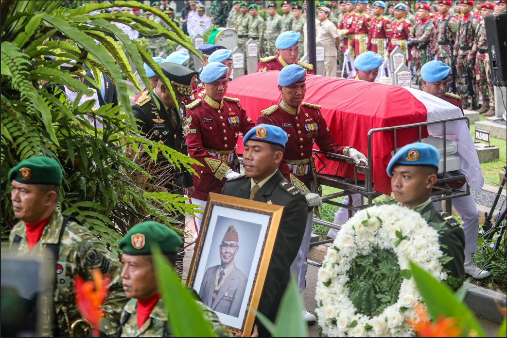 DIMAKAMKAN SECARA MILITER: Sejumlah prajurit TNI membawa foto Wapres ke-6 Try Sutrisno saat pemakaman di Taman Makam Pahlawan Kalibata, Jakarta, Senin (2/3). Try Sutrisno wafat di RSPAD Gatot Soebroto