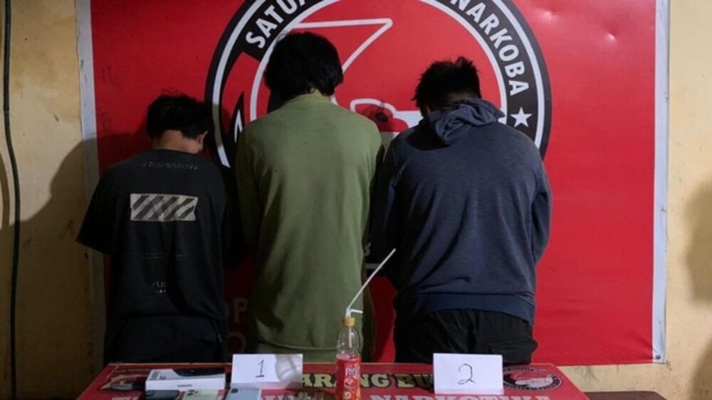Tiga terduga pengedar sabu DH, AH, dan FS diamankan di Polres Bima Kota, Minggu (1/3).