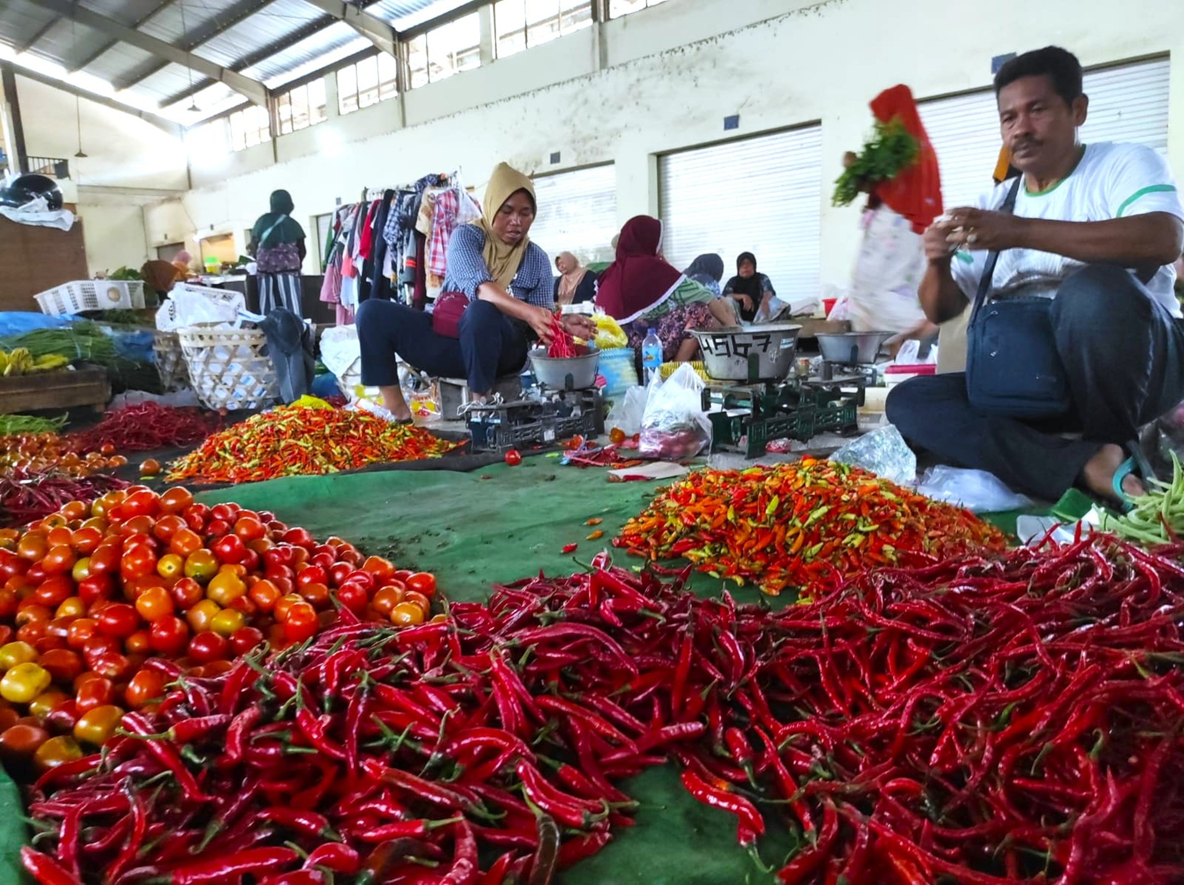 PENYEBAB INFLASI: Penjual cabai rawit di Pasar Mandalika, Mataram. 