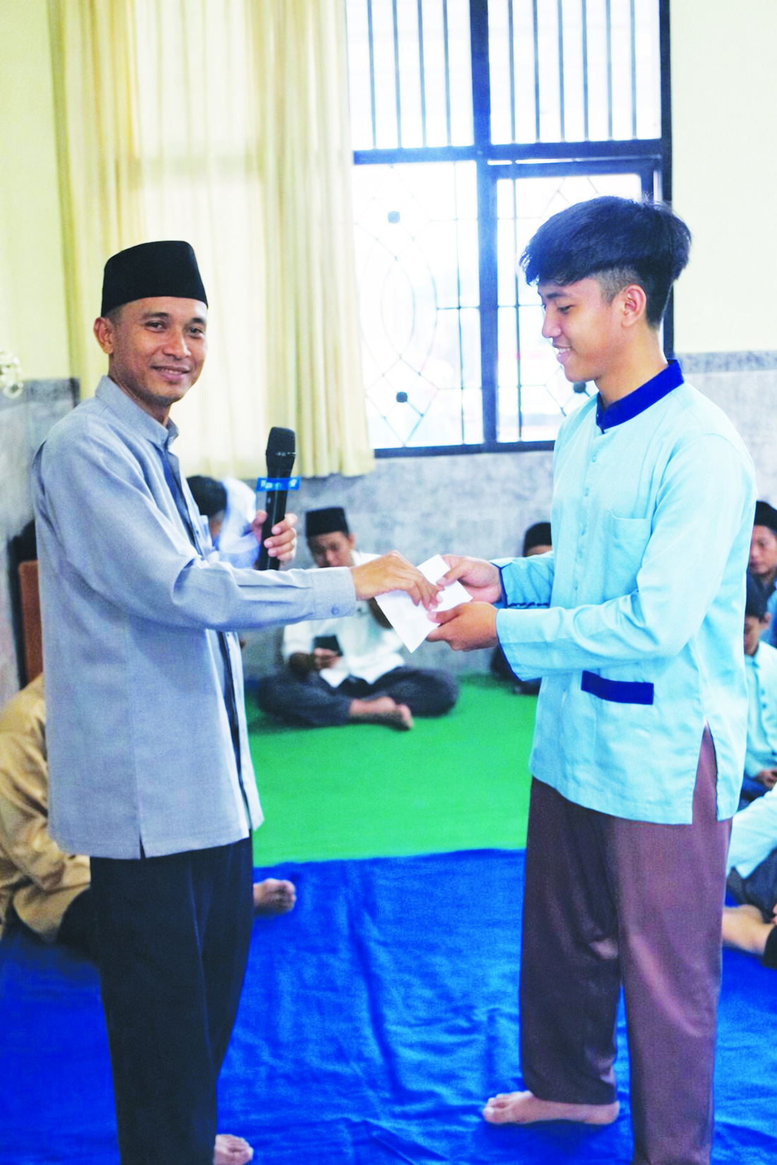 Siswa MTsN 2 Lobar mendapat hadiah pada program Serambi di madrasah setempat, pekan lalu.