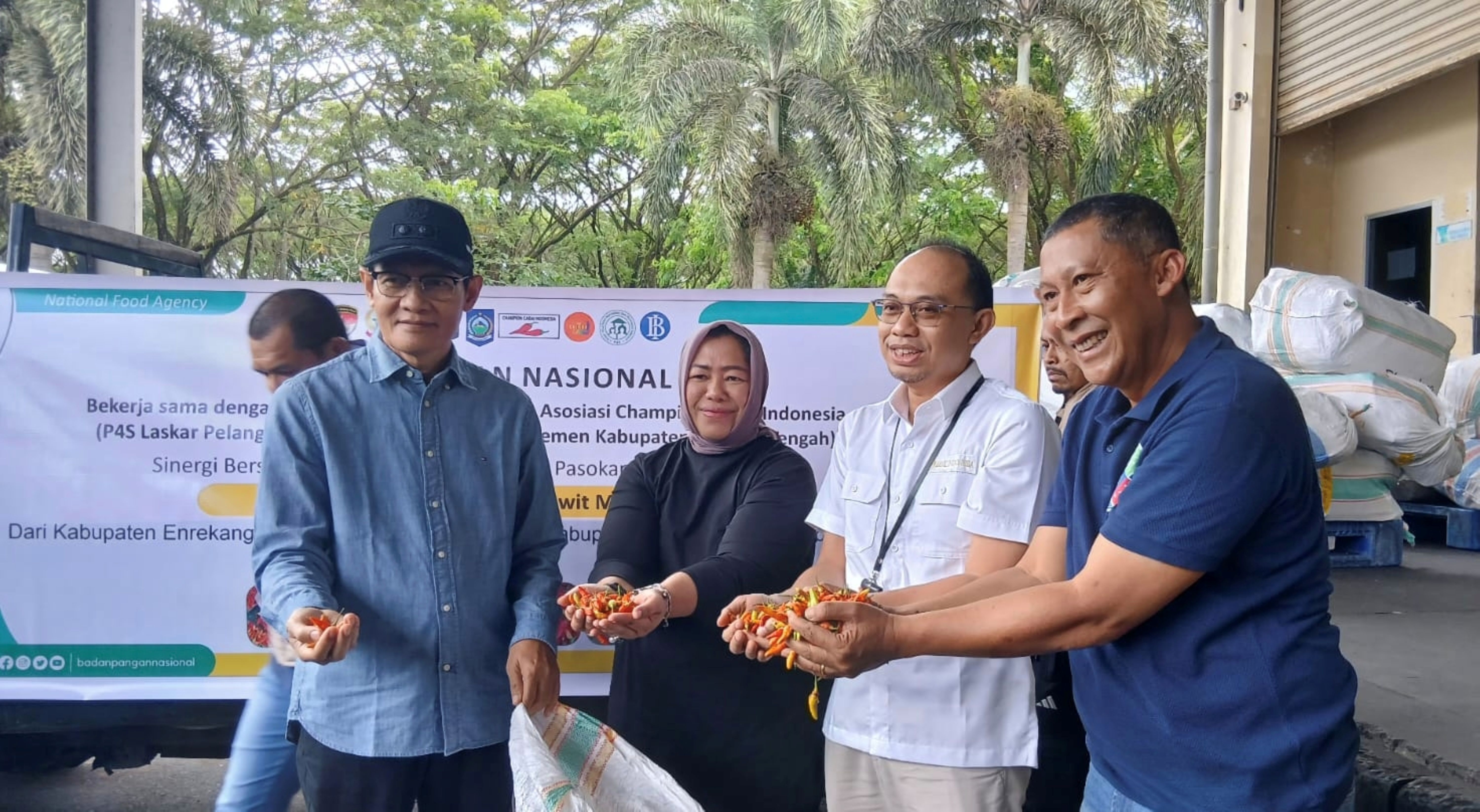 Wakil Bupati Lombok Tengah M Nursiah, Direktur Penganekaragaman Konsumsi Pangan BAPANAS Rinna Syawal (dua kiri), dan KPwBI NTB Hario K Pamungkas menunjukkan cabai rawit yang didatangkan dari Enrekang