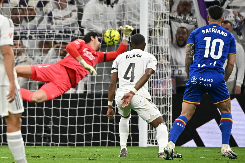 Tendangan keras Martin Satriano (kanan) menjebol gawang Real Madrid yang dijaga Thibaut Courtois. (JAVIER SORIANO/AFP)