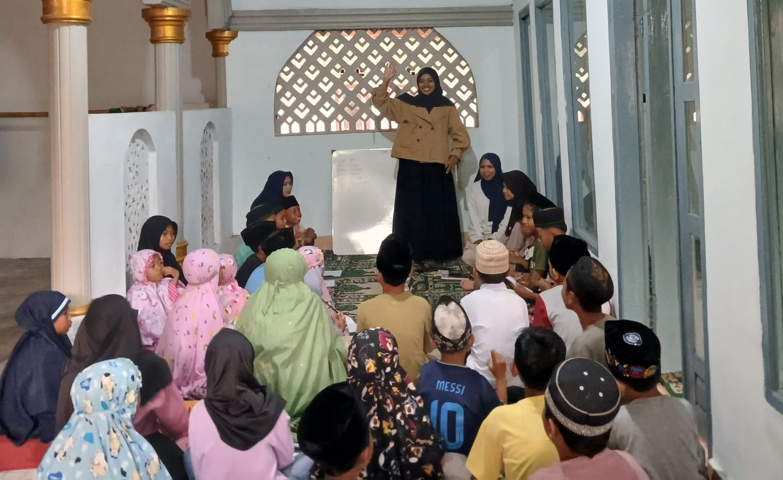 BIMBING ANAK-ANAK: Linda Wahyuni salah satu penggerak ruang belajar Berani Cahaya memberikan materi kepada anak-anak, saat belajar sore di Musala Dusun Kebon Daya, Desa Terara, Kecamatan Terara.