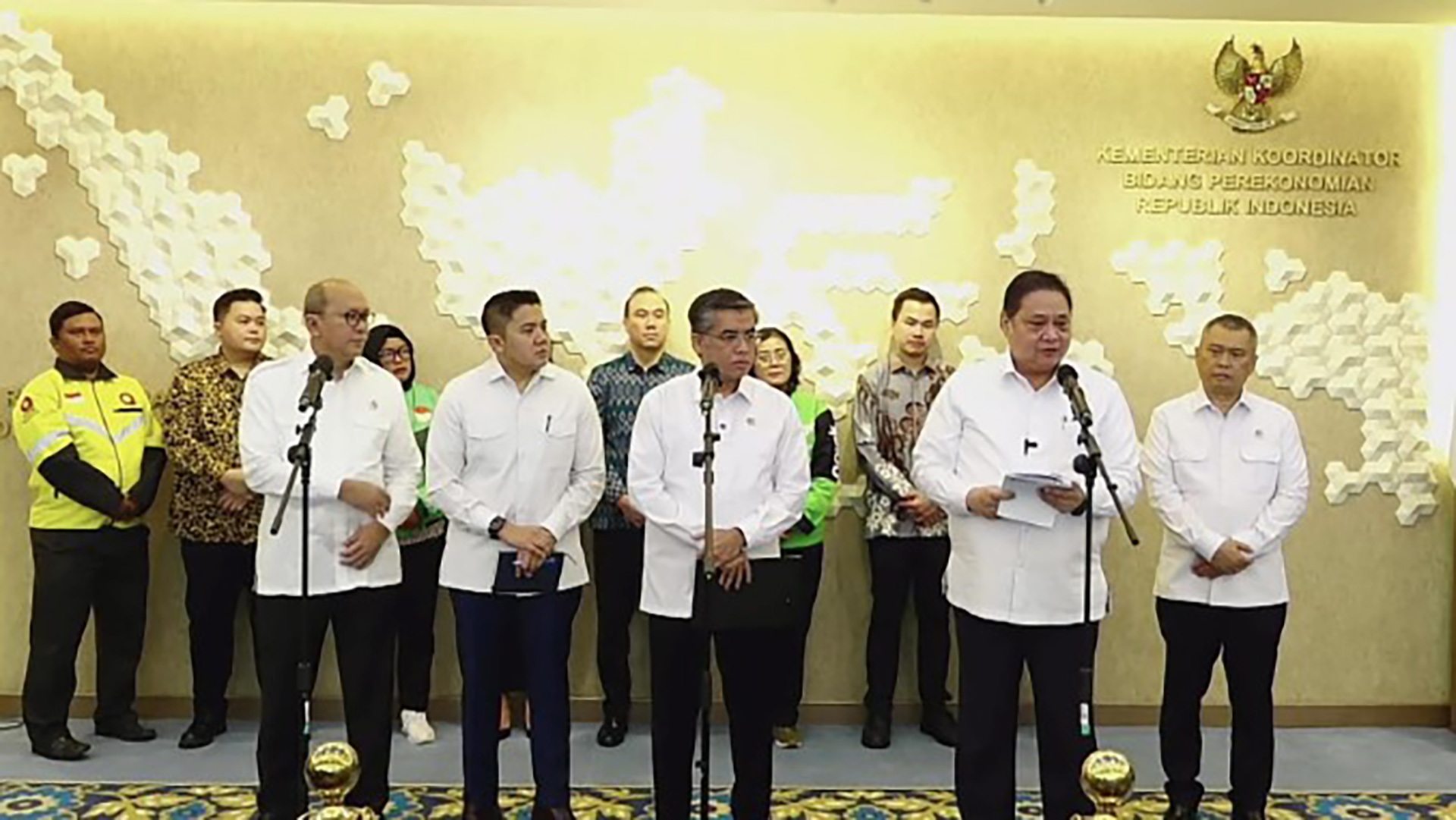 Menteri Koordinator Bidang Perekonomian Airlangga Hartarto (dua dari kanan) mengumumkan kebijakan pemerintah terkait Tunjangan Hari Raya (THR) dan Bonus Hari Raya (BHR) 2026. (Istimewa)