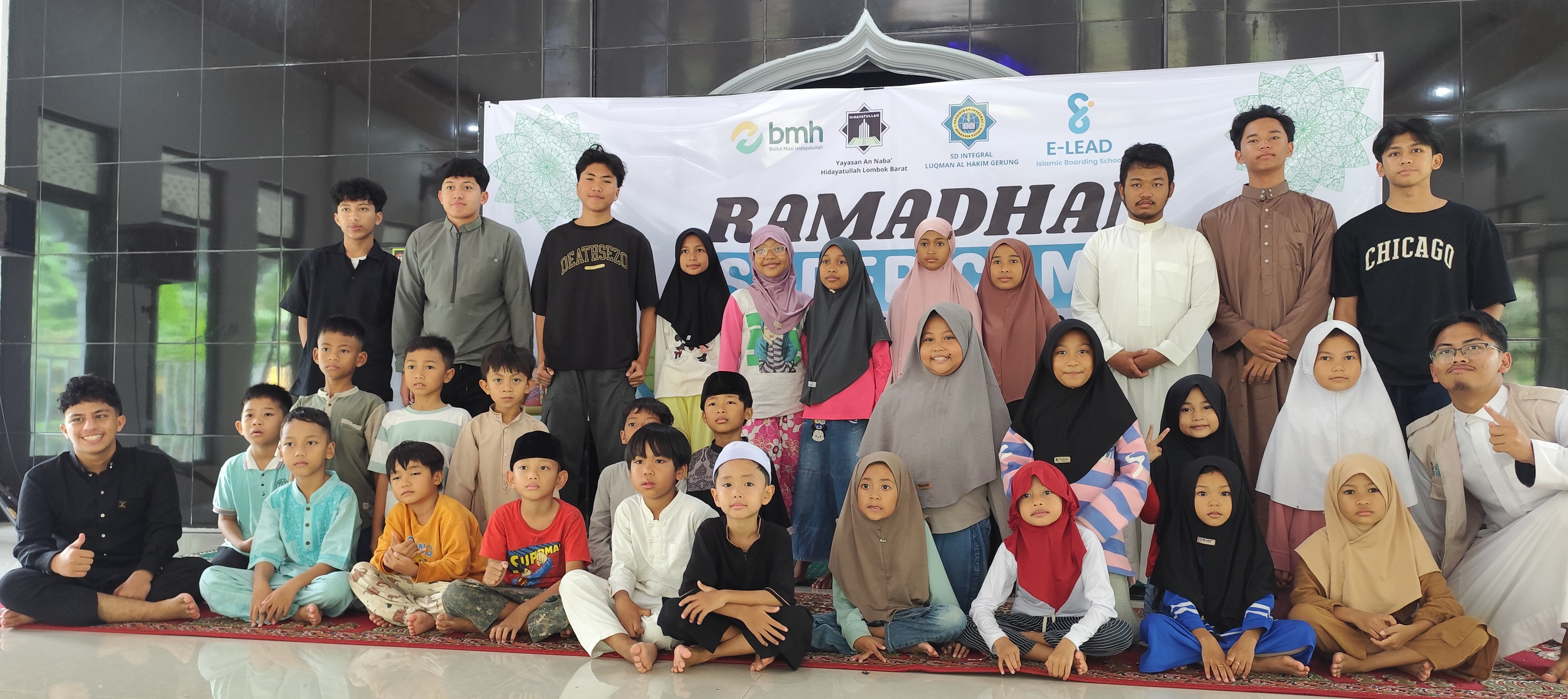 Siswa SD Integral Luqman Al Hakim Gerung pada kegiatan Ramadhan Camp di Hidayatullah Gunung Sasak Ajok, Desa Tempos, Gerung, Minggu lalu (1/3). Tanamkan kebanggaan jadi muslim sejak dini.