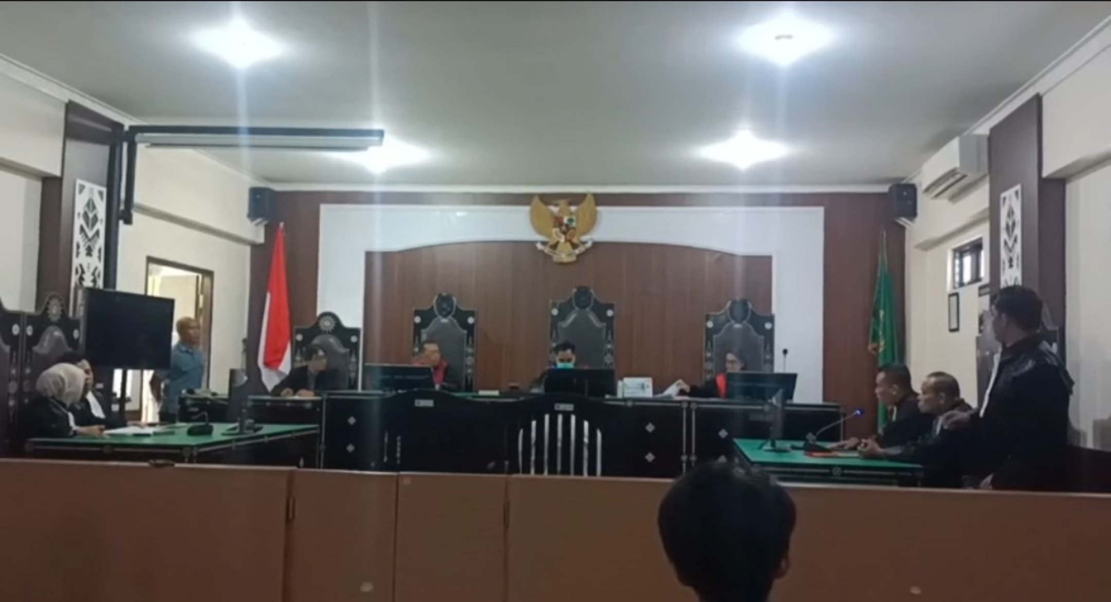 EKSEPSI DITOLAK: Ketua Majelis Hakim PN Mataram Mukhlassuddin membacakan putusan sela perkara pembunuhan dengan terdakwa Radiet Ardiansyah, Selasa (3/3).
