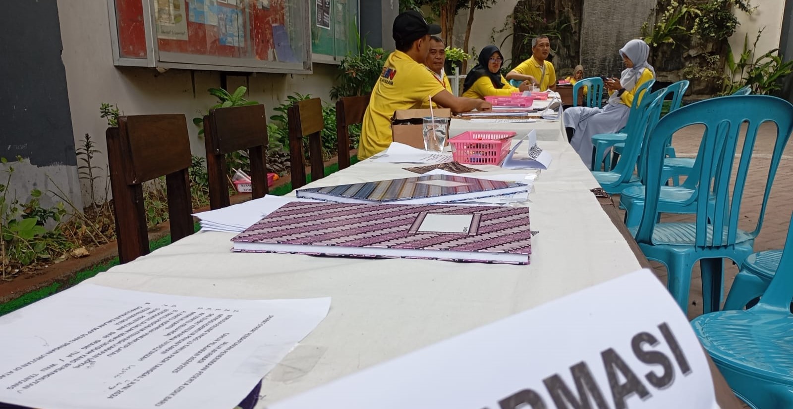 Panitia SPMB SMPN 6 Mataram menunggu pendaftar jalur afirmasi, beberapa tahun lalu. SPMB 2026 Mataram diperketat, Disdik tegas batasi Rombel dan mulai merger sekolah.