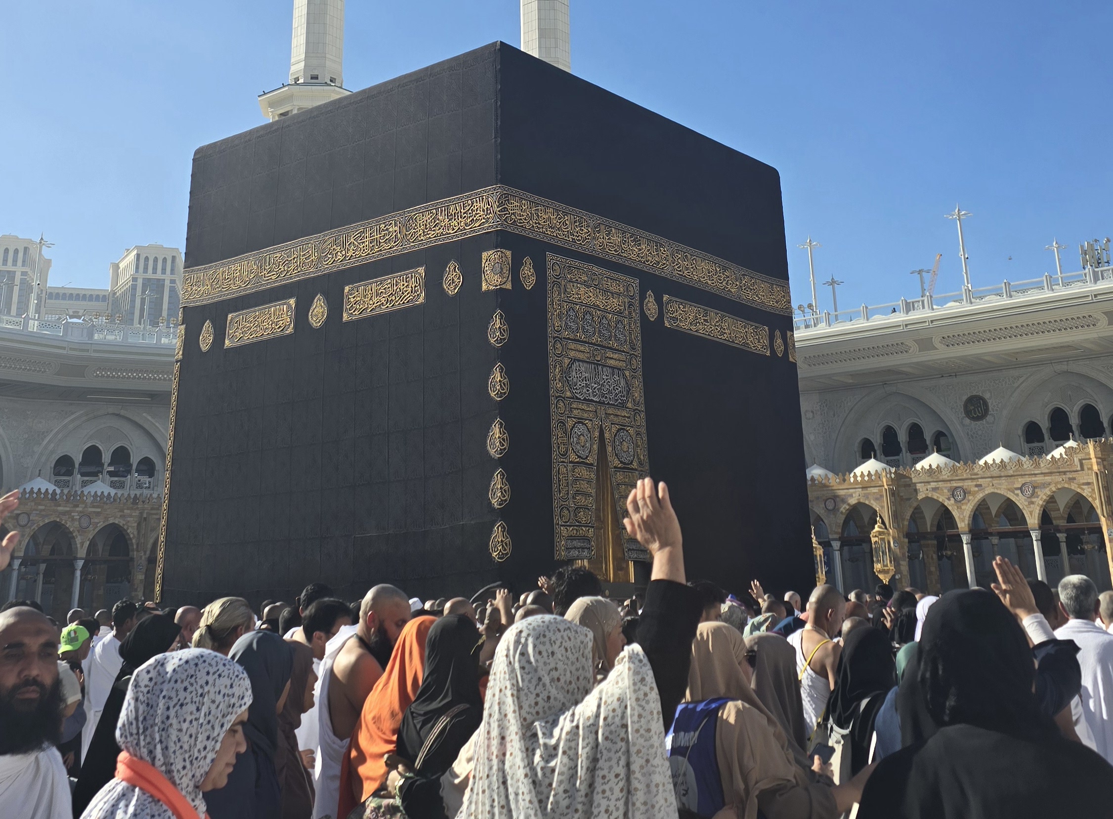 IBADAH: Suasana khidmat menyelimuti ribuan jamaah umrah saat memanjatkan doa di depan Ka'bah, Tanah Suci Mekah, beberapa waktu lalu. 