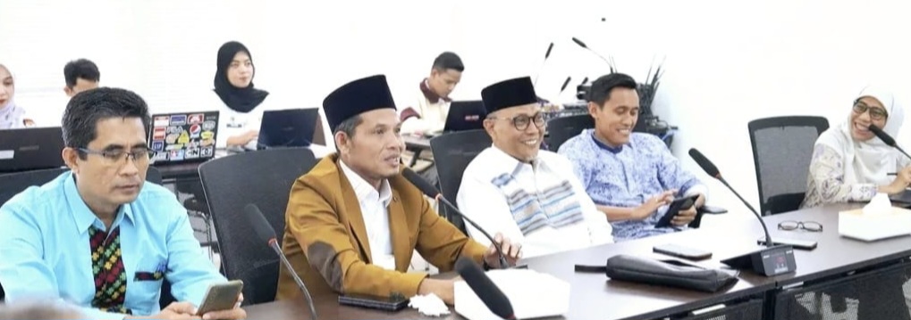 Ketua KPU NTB Muhammad Khuwailid (tiga dari kiri) dan komisioner lainnya fokus dalam penguatan lembaga sebelum dimulai tahapan Pemilu 2029.