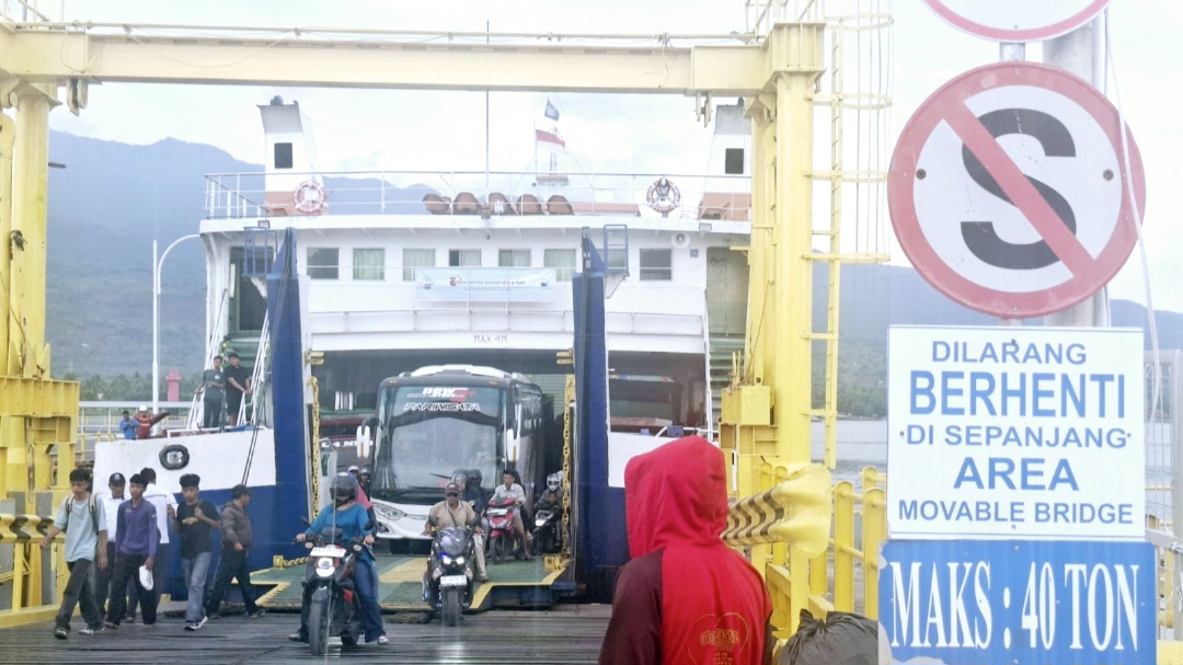 Wakil rakyat meminta armada kapal saat arus mudik Lebaran di Pelabuhan Kayangan menuju Poto Tano harus layak operasi. Stop operasional kapal tua.