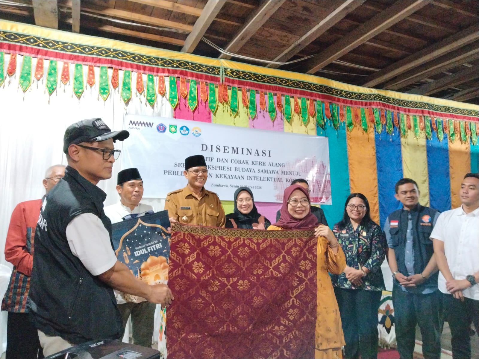 Perwakilan Kanwil Kemenkum NTB bersama Bupati Sumbawa dan tim peneliti saat Diseminasi 50 Motif Kere Alang di Istana Dalam Loka, Senin (2/3).