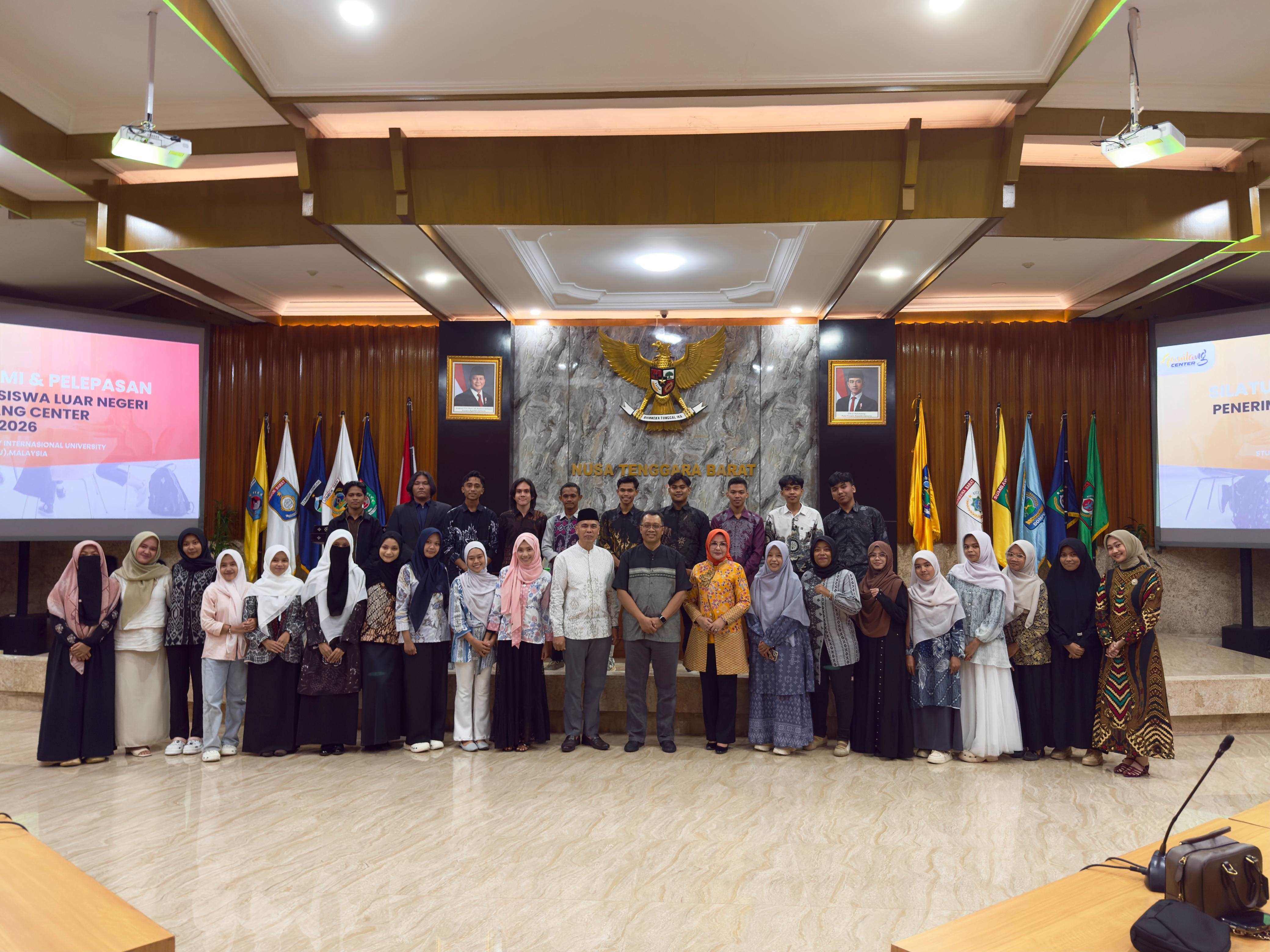 Foto bersama di momen pelepasan 27 awardee asal NTB yang akan berkuliah di Malaysia, berlangsung di gedung Sangkareang, kompleks Kantor Gubernur NTB, Senin malam (2/3).