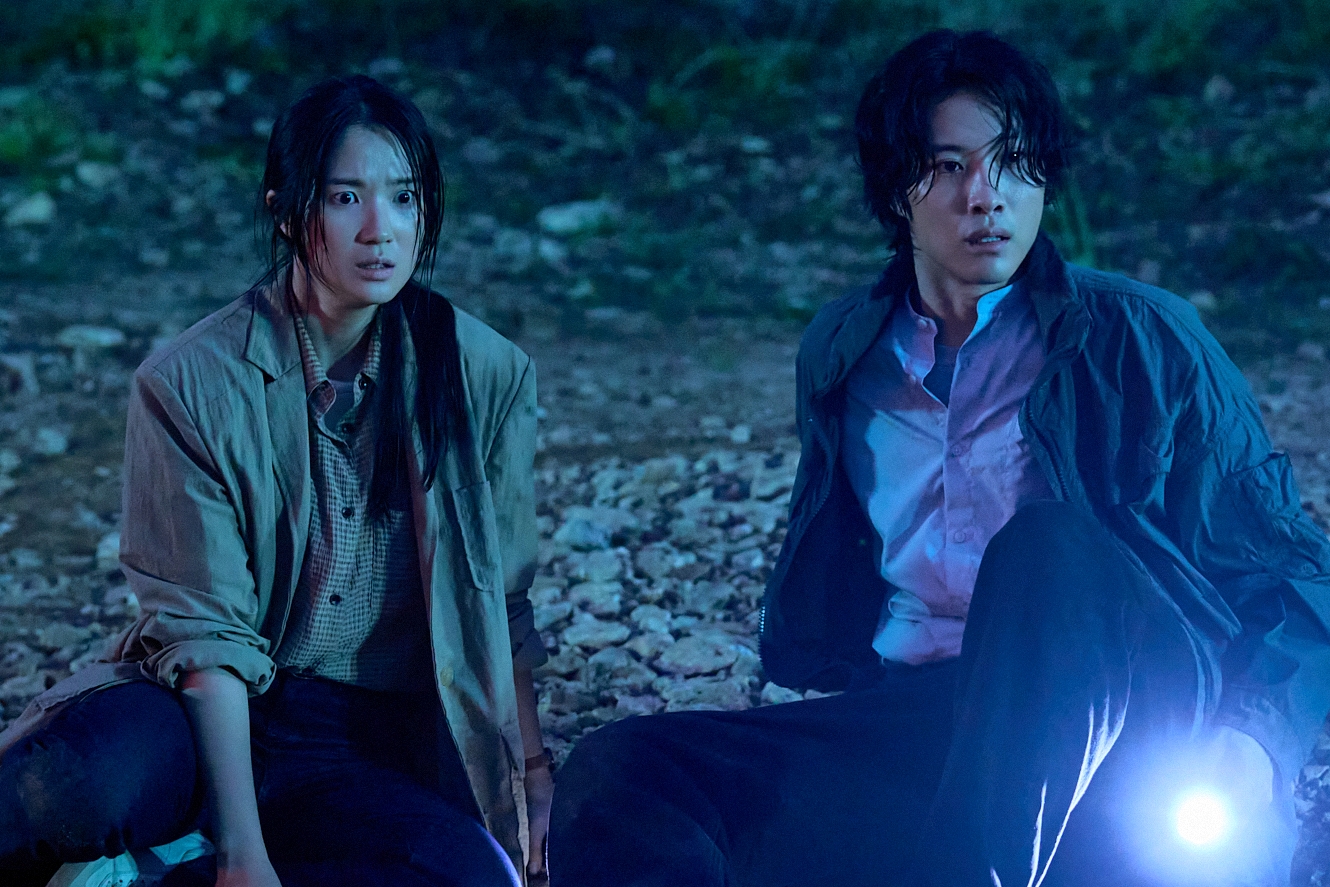 Cuplikan foto adegan film horor whispering water, ketika kim hye yoon dan lee jong won terjebak teror misterius di balik waduk.