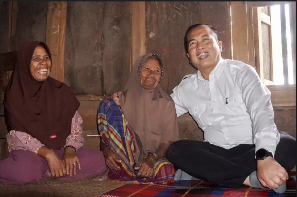 BANTUAN: Gubernur NTB Lalu Muhamad Iqbal mengunjungi dan menyerahkan bantuan kepada sejumlah warga Desa Donggo, Kabupaten Bima yang menjadi sasaran Program Desa Berdaya. &nbsp;