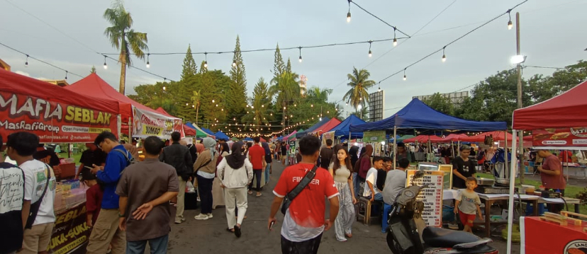 Pedagang kaki lima yang sudah direlokasi ke eks bandara 