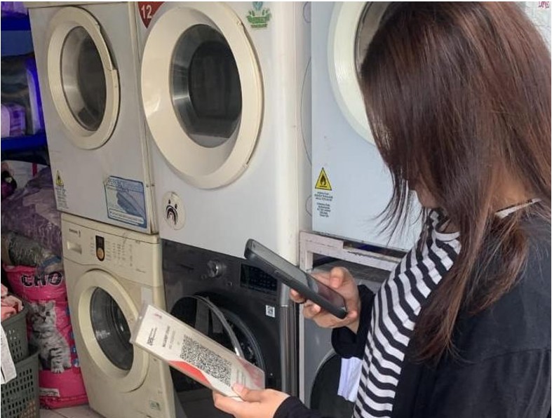 Pengguna Menggunakan QRIS DANA. Digitalisasi Bukan Lagi Pilihan, Tapi Keharusan: Intip Rahasia Berkat DANA Bisnis.