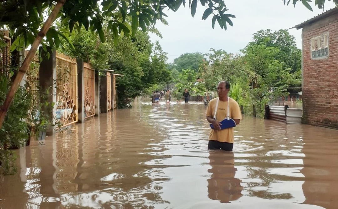 BENCANA: Banjir bandang akibat hujan intens yang mengguyur sejak siang hari merendam Kecamatan Plampang, Sumbawa, pada akhir Februari lalu. 