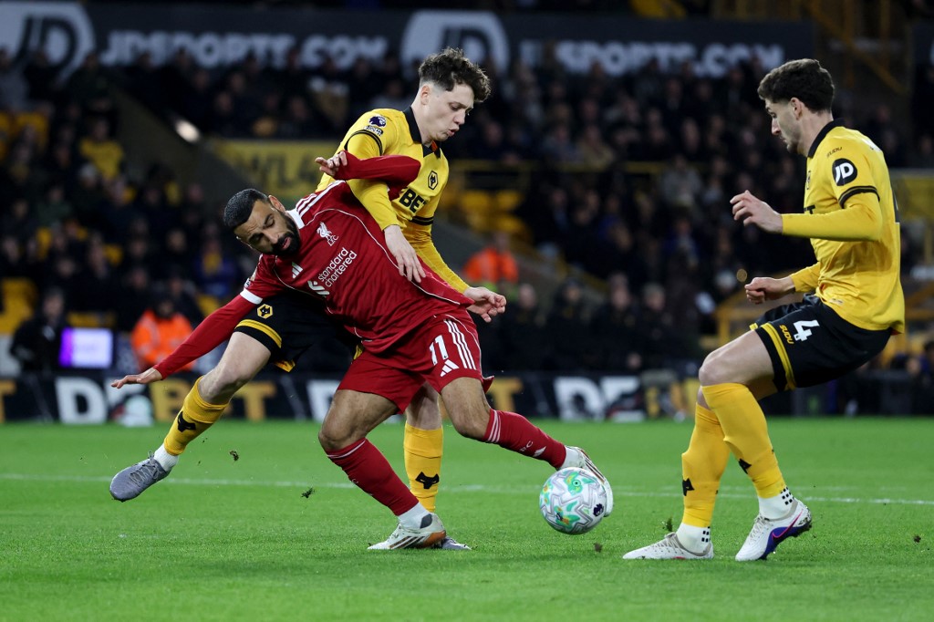 Bek Wolverhampton Wanderers Ladislav Krejci berebut bola dengan penyerang Liverpool Mohamed Salah dalam pertandingan Liga Premier Inggris, 3 Maret 2026. (DARREN STAPLES/AFP)