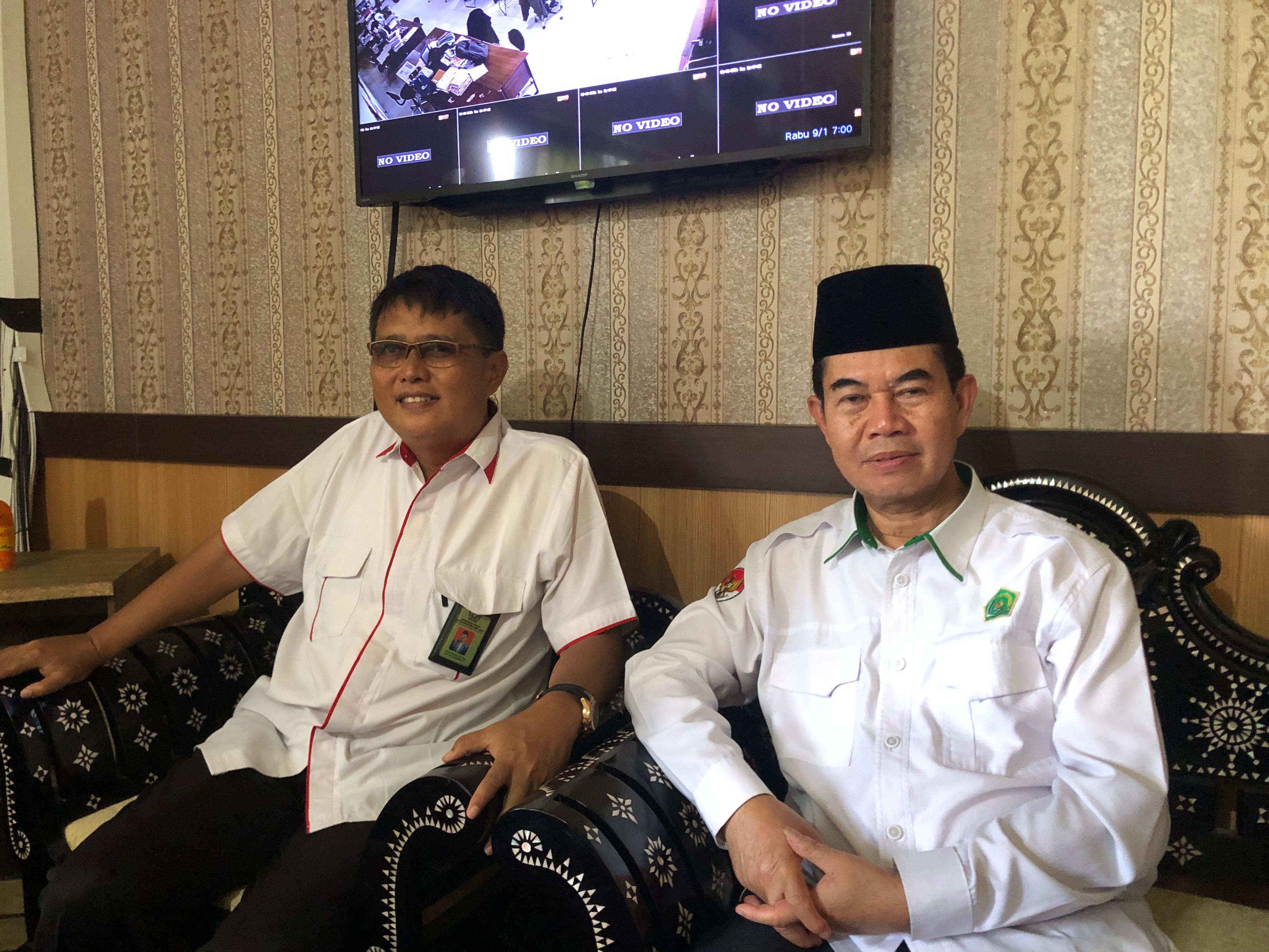BERI PENJELASAN: Kepala MAN Lombok Barat H Kemas Burhan (kanan) didampingi oleh Kasubbag TU Kemenag Lobar Muliarta saat memberikan keterangan pada wartawan, Selasa (3/3).