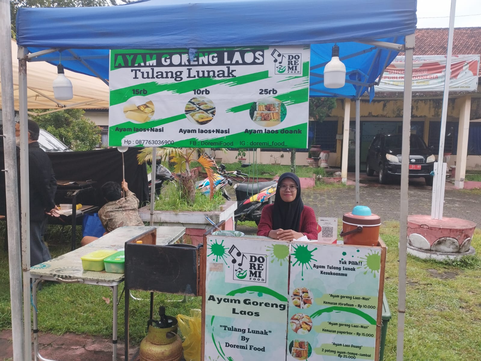 BAZAR UMKM: Rahmadiah, salah satu pelaku UMKM di Lombok Timur, menunggu pembeli di acara bazar UMKM di kantor camat Selong. 