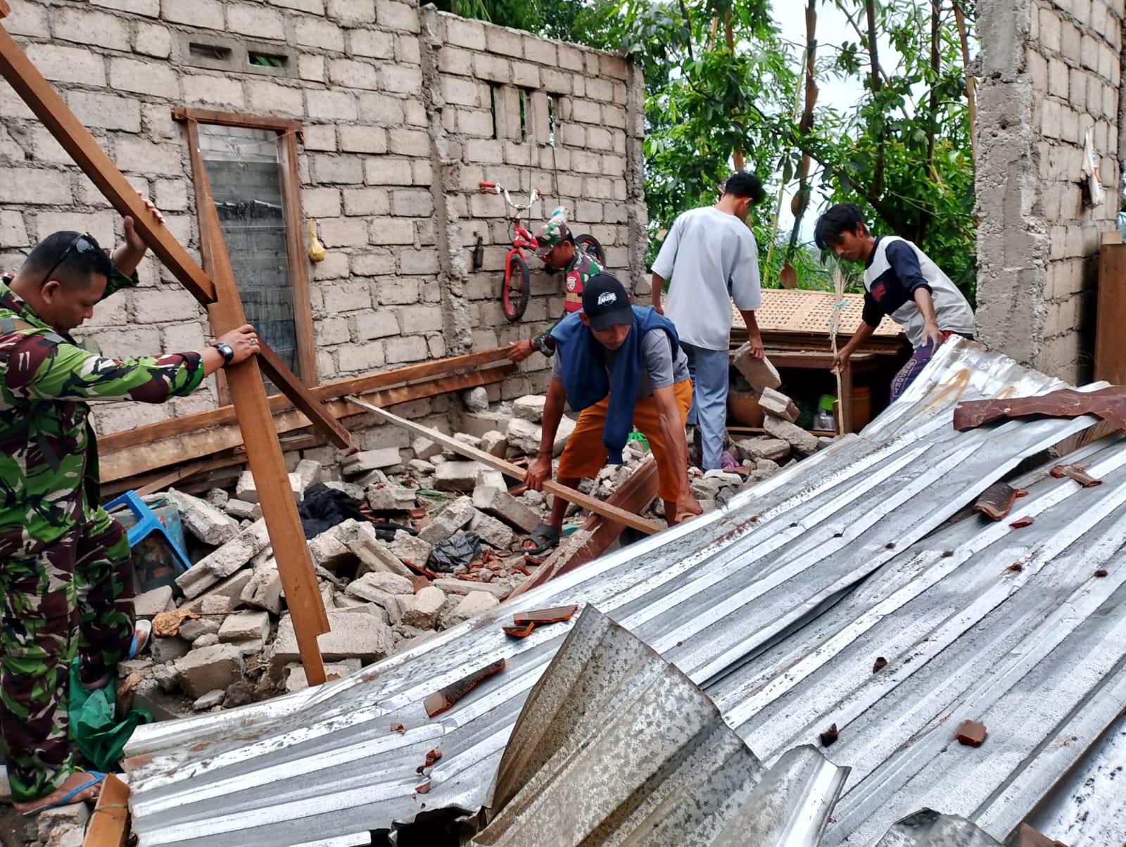 puluhan rumah warga rusak parah usai diterjang hujan dan angin puting beliung di Dusun Dasan Lekong, Desa Selebung, Kecamatan Batukliang, Lombok Tengah, Selasa (3/3).