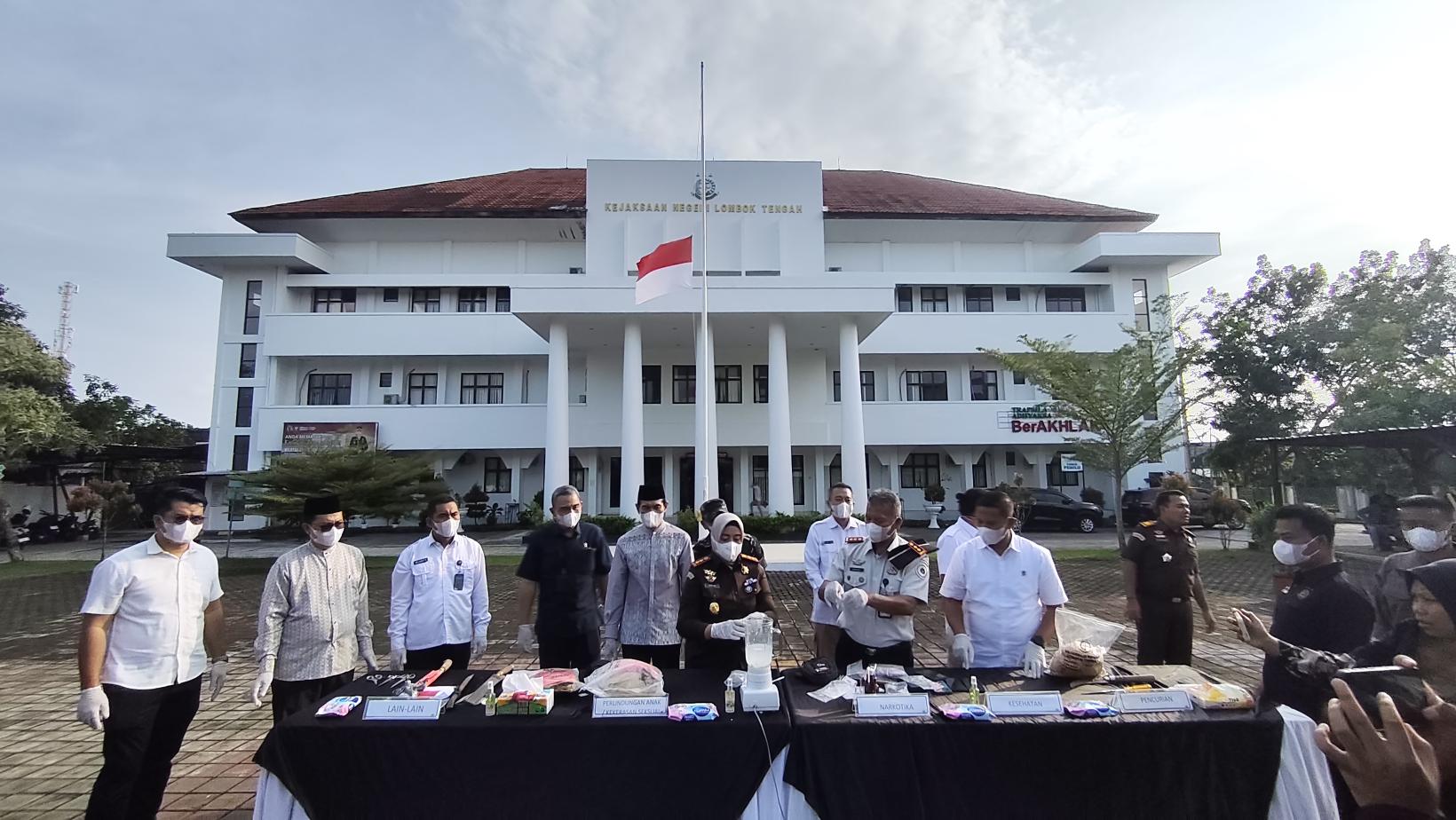 Forkopimda lakukan pemusnahan barang bukti 51 perkara yang digelar Kejaksaan Negeri Lombok Tengah, Rabu (4/3/2026). 