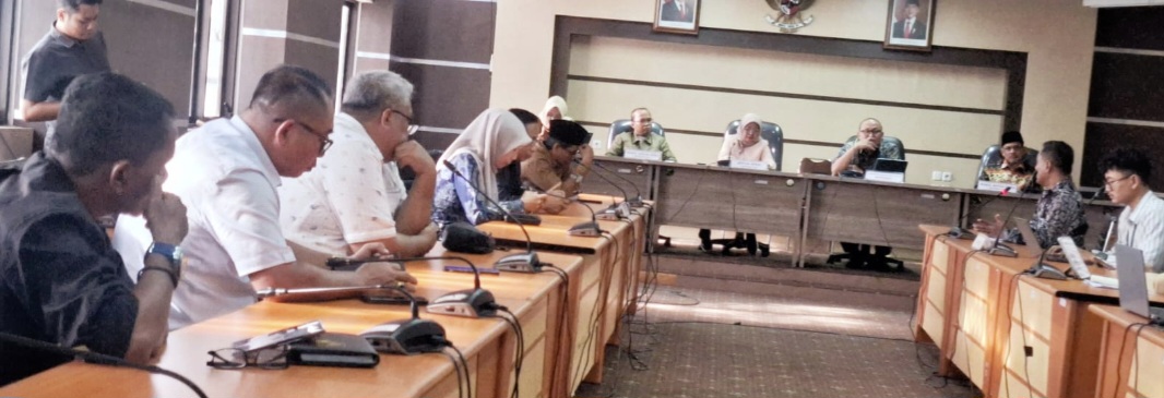 Banggar DPRD NTB menggelar rapat kerja dengan Bappenas, Selasa (3/3). Mereka membahas terkait kebijakan pembangunan rendah karbon yang disusun dalam Peraturan Gubernur (Pergub).