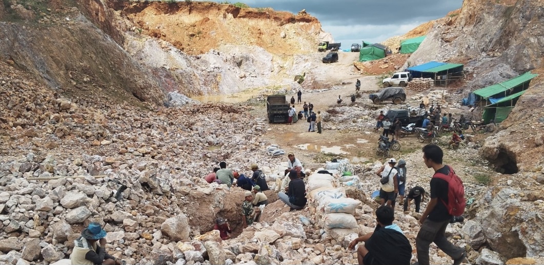 Salah satu aktivitas pertambangan ilegal di Sekotong, Lombok Barat, yang mencemari lingkungan. 