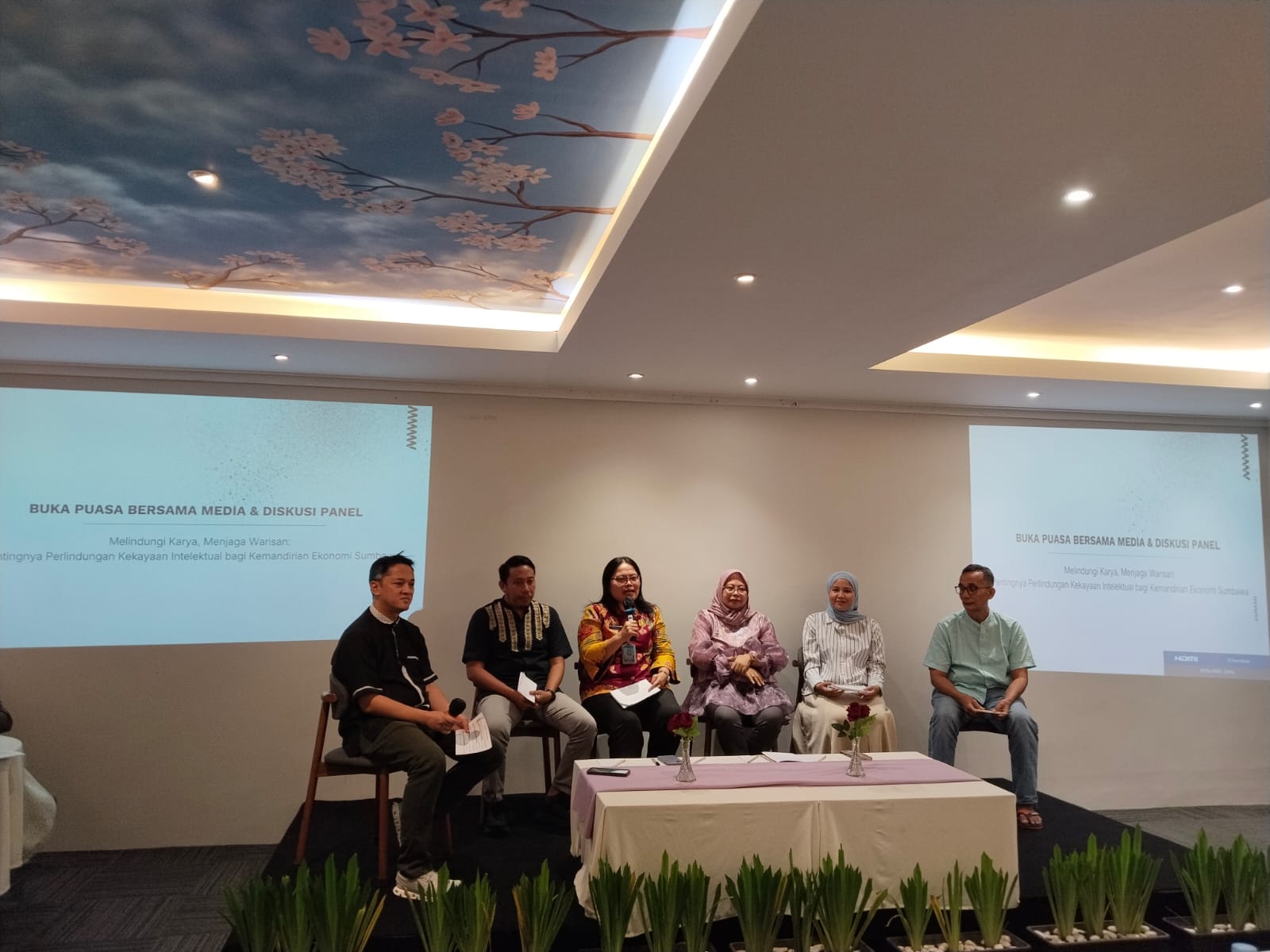 Kadiv Pelayanan Hukum Kanwil Kemenkum NTB, Anna Ernita (tengah) bersama Senior Manager Corporate Communications PT AMMAN, Dinar Puja Ginanjar (kiri) dan perwakilan AMMAN Lalu Putra (kanan) di acara.